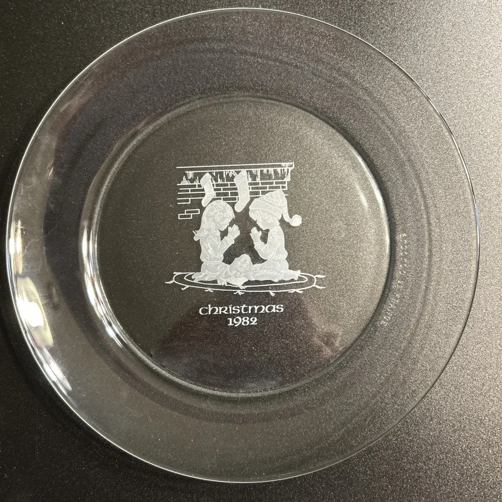 Vintage Arcoroc France Christmas 1982 Glass Plate‎ Children Pray Fireplace 7.5